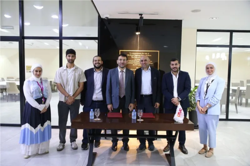 Representatives of LTUC and Tabshora AI LAB at the signing of the cooperation agreement